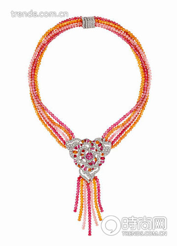 “Camélia Gourmand”项链，18K 白金镶嵌钻石、粉红蓝宝石、红碧玺、橙色石榴石及粉色碧玺